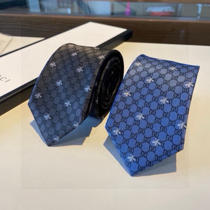 Gucci GG Bee Print Silk Jacquard Tie in Blue