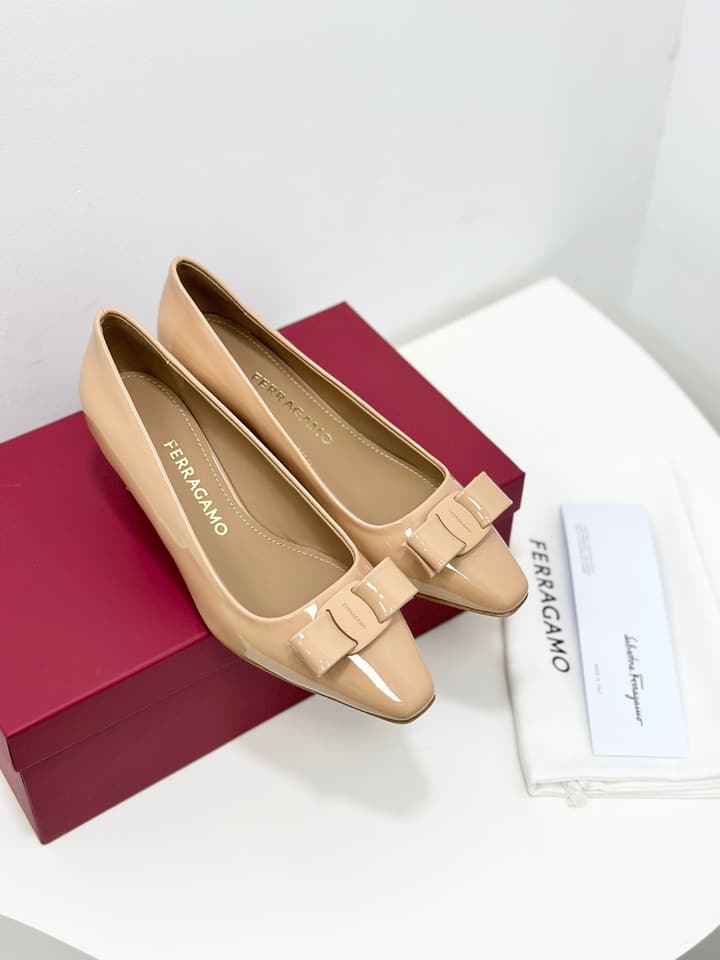 Ferragamo Vara Patent Leather Square Toe Pumps in Black Patent Leather (1cm Heel)