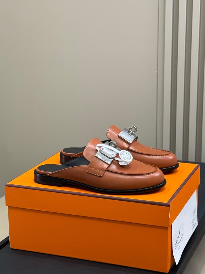 Hermes Kelly Wide Buckle Mules – 2025 Collection in Black