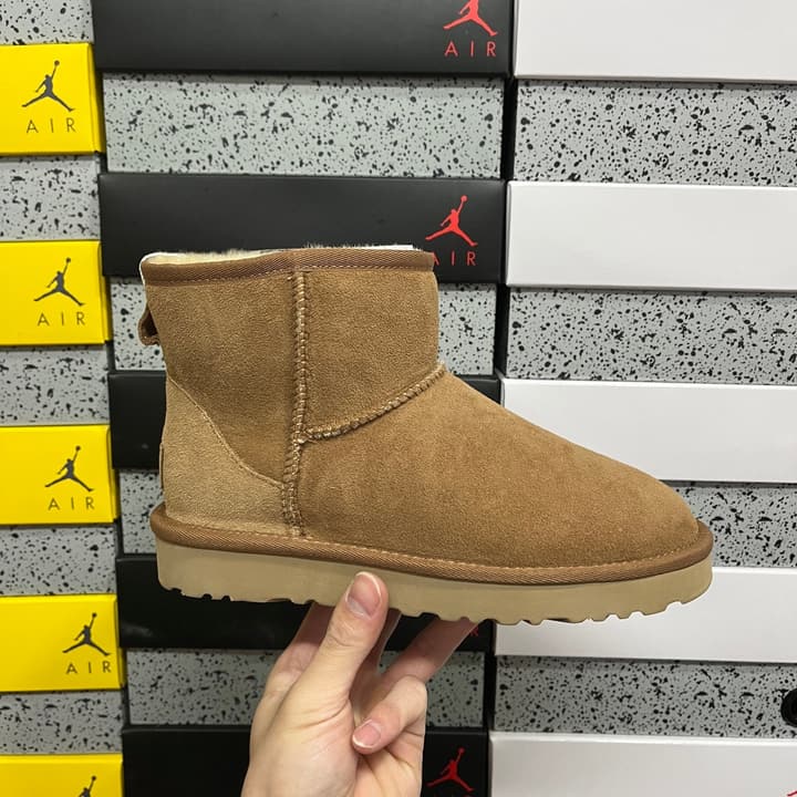UGG Thick-Soled Low-Cut Fur-Lined Snow Boots in All Black Mini