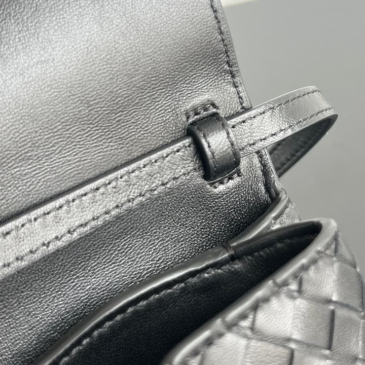 Bottega Veneta Knot Lock Crossbody Bag – 2025 Early Spring in Black Woven