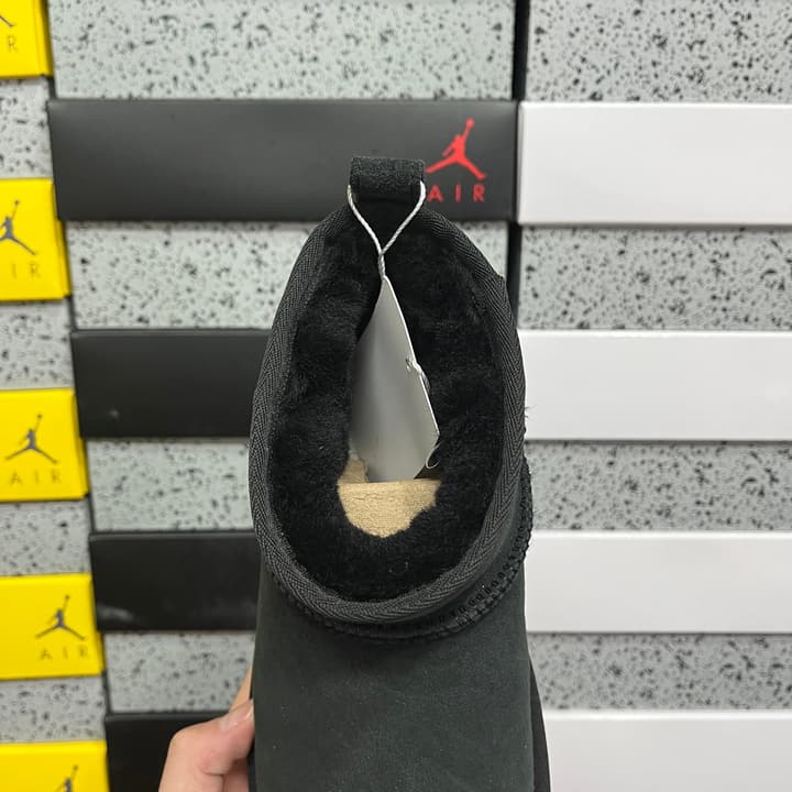 UGG Thick-Soled Low-Cut Fur-Lined Snow Boots in All Black Mini
