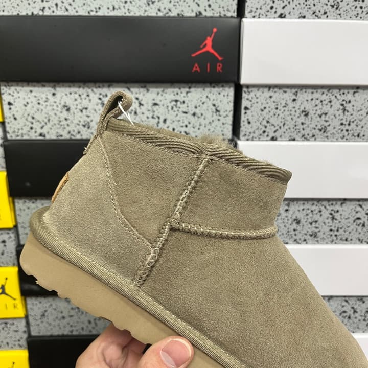 UGG Thick-Soled Low-Cut Fur-Lined Snow Boots in All Black Mini
