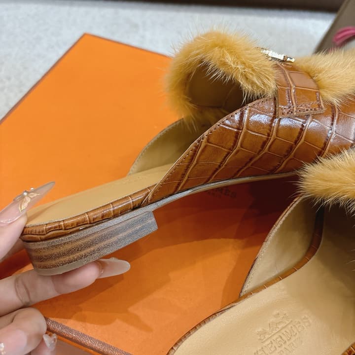 Hermès Mink Suede Loafers & Mules – Autumn/Winter Collection in Black Fur With Gold H