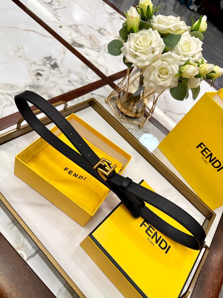 Fendi Classic Leather Belt – 2.5cm in Black Leather With Antique Gold Buckle