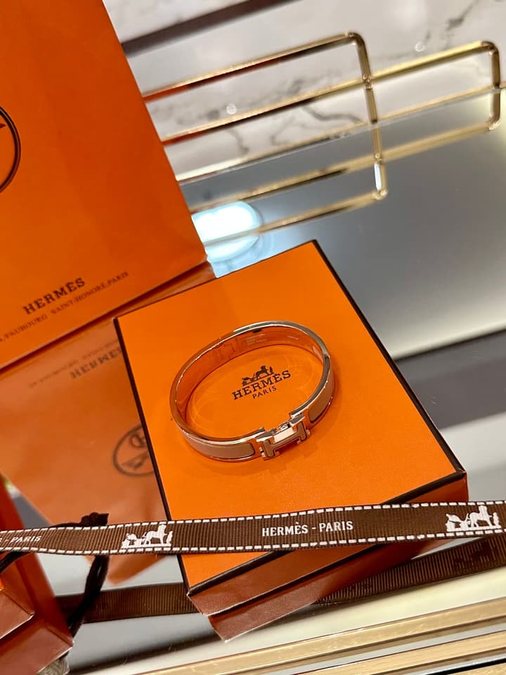 Hermès H-Letter Oval Enamel Bracelet in Gold H Logo Creamy Beige Band