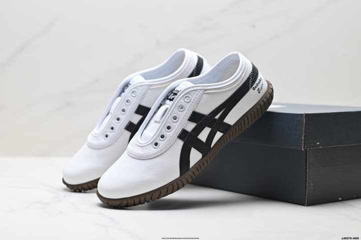 Onitsuka Tiger TSUNAHIKI Slip-On Casual Sneakers in Cream With Navy Stripes