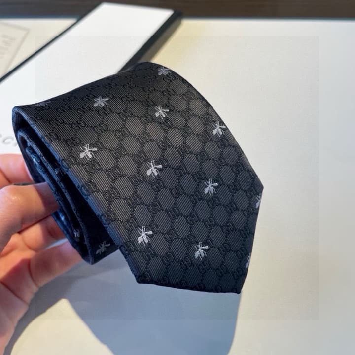 Gucci GG Bee Print Silk Jacquard Tie in Blue