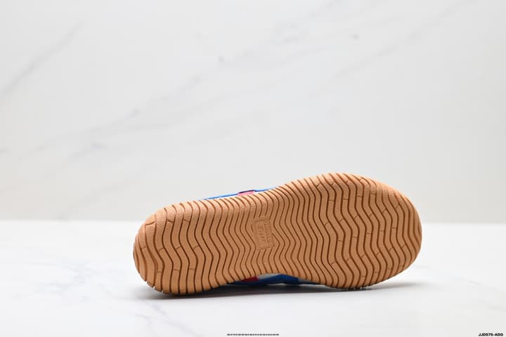 Onitsuka Tiger TSUNAHIKI Slip-On Casual Sneakers in Cream With Navy Stripes