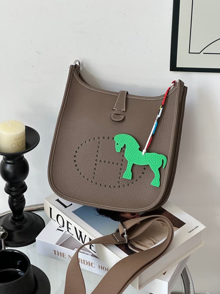 Hermès Evelyne 23 Shoulder Bag – Etoupe