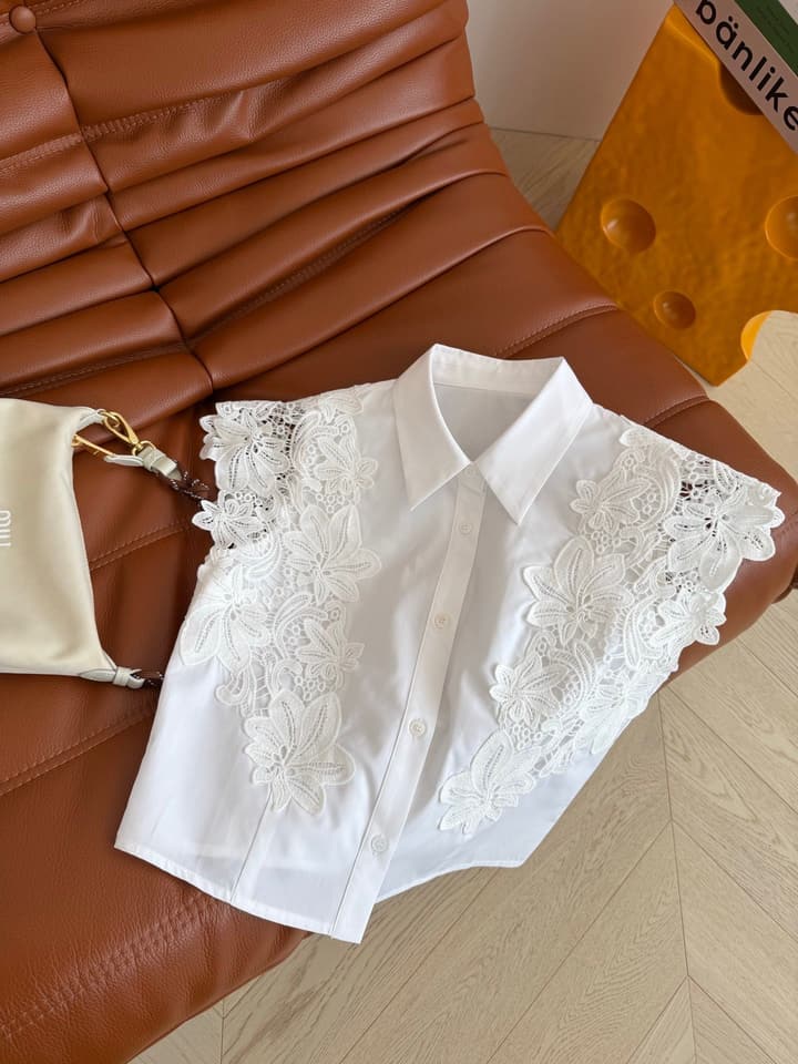 Celine Lace-Spliced Cropped Shirt – Spring/Summer Collection – 26SS in White