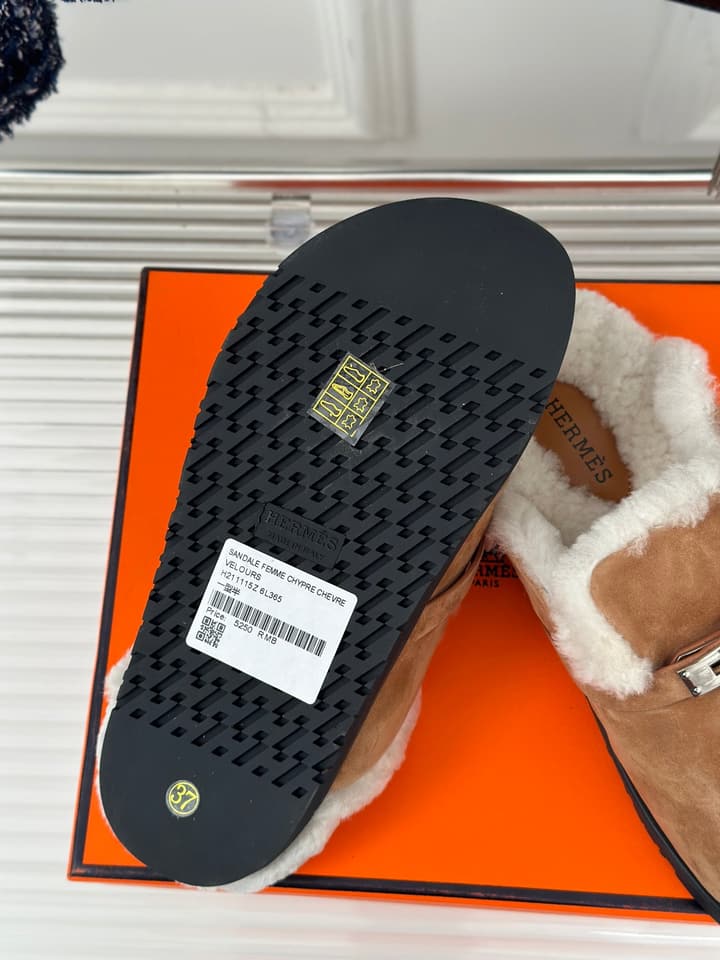 Hermès Kelly Buckle Furry Slippers – Autumn/Winter Collection in Black Suede With White Fur