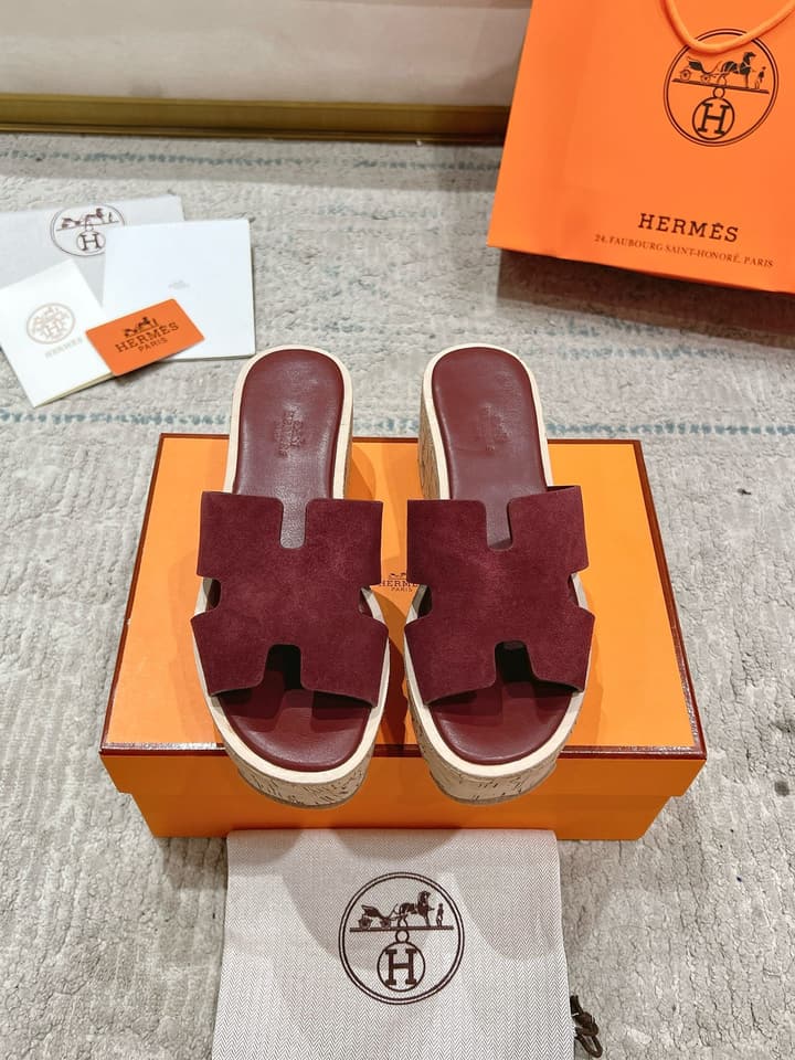 Hermès Wedge Sandals – 2024 Spring/Summer Collection in Bright Red Suede