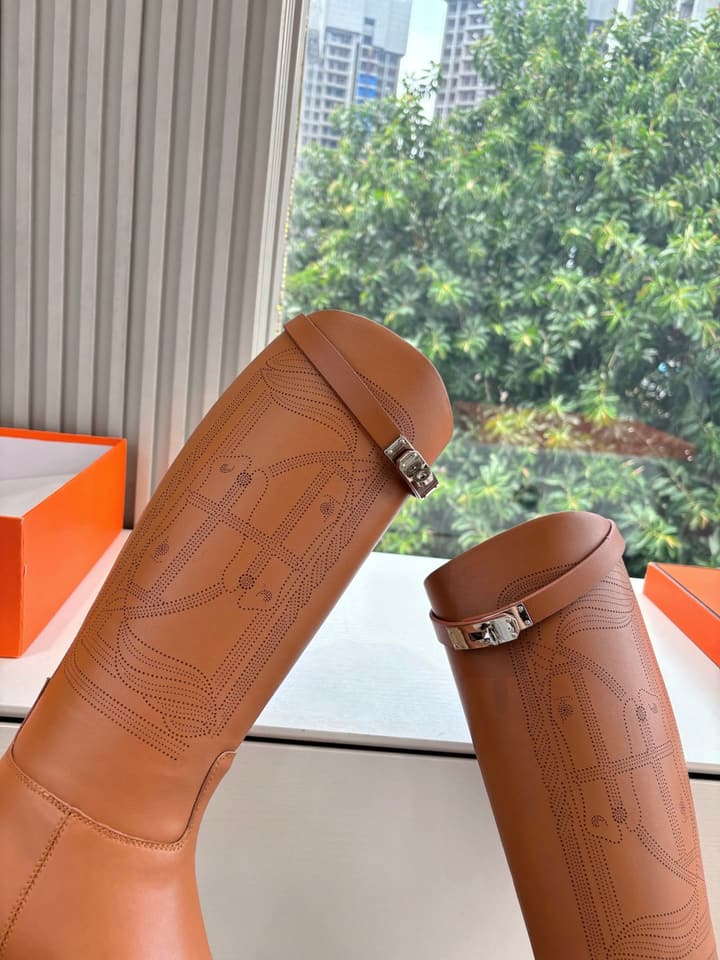 Hermès Classic Knee-High Boots – 2025 Autumn/Winter Collection in Two-tone Tan And Cream