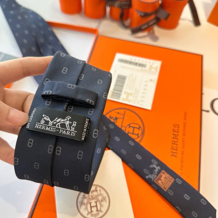 Hermès Men's Winter Anchor Chain Silk Tie – New Collection in Black