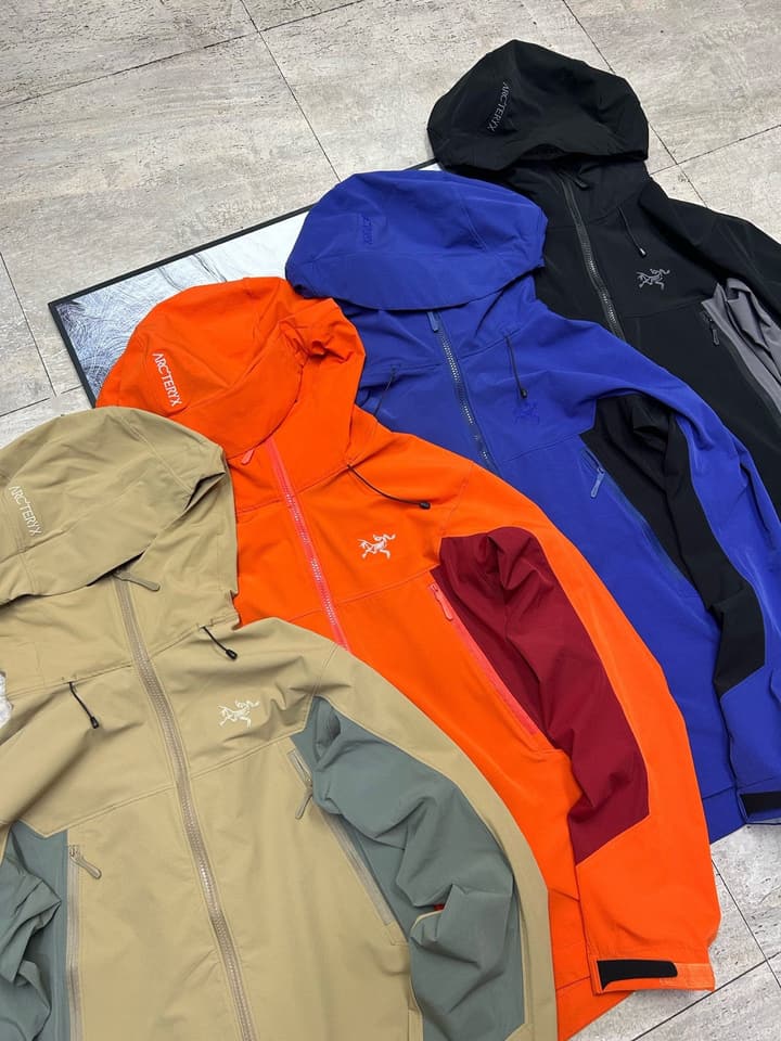 Arc'teryx SERRATUS Hoody Softshell Jacket in Black