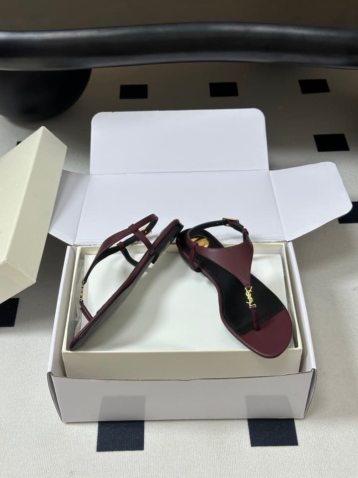Saint Laurent Classic YSL Logo Flat Sandals – Spring/Summer Collection – 26S in Black