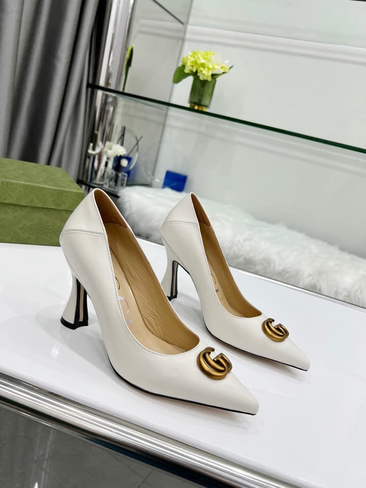 Gucci Double G Buckle Pointed Pumps in Cream Patent Pump