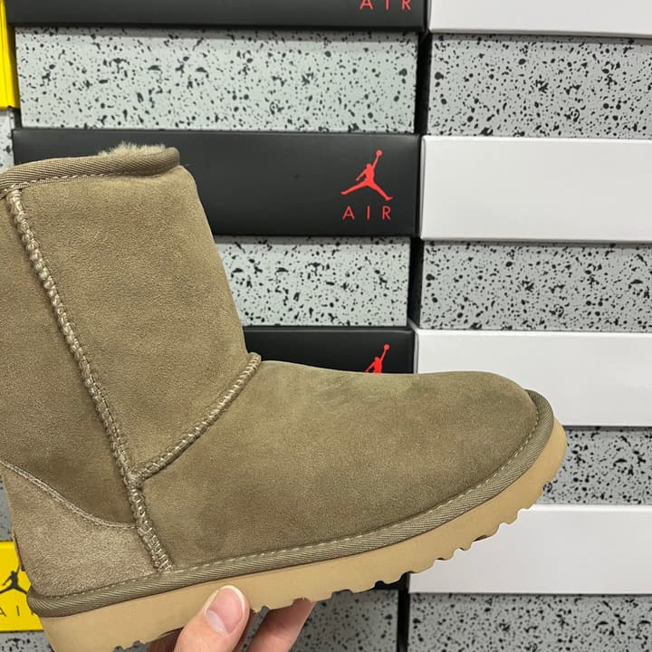 UGG Thick-Soled Low-Cut Fur-Lined Snow Boots in All Black Mini