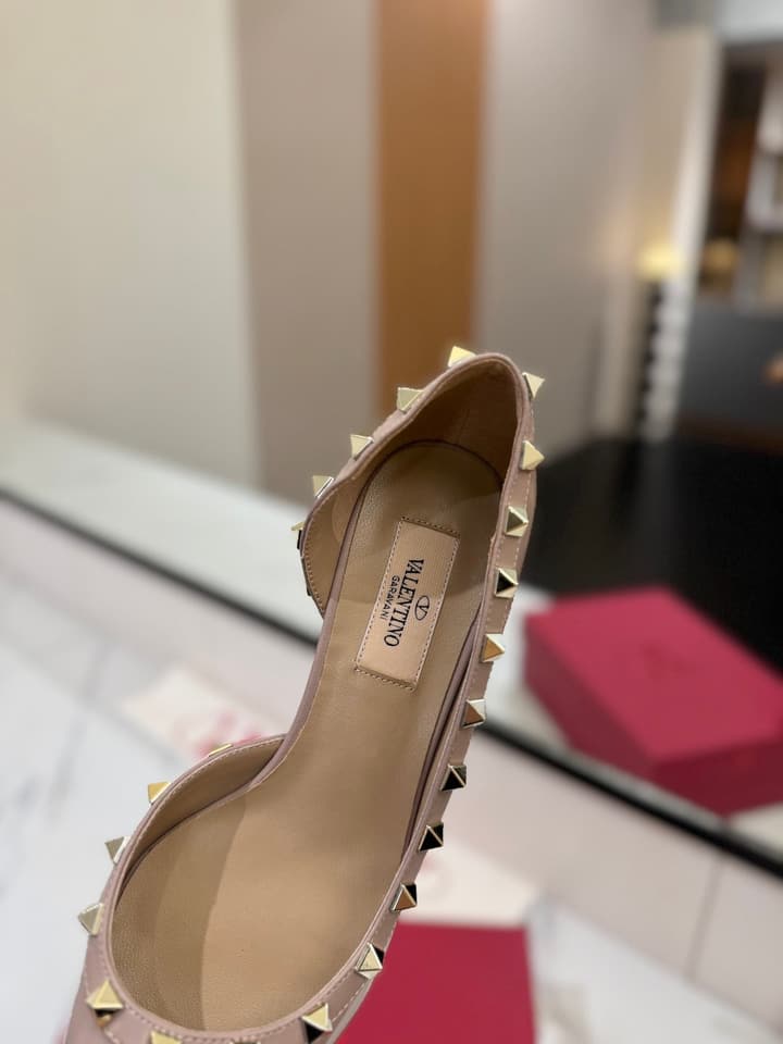 Valentino Rivet Classic Pumps in Black Patent