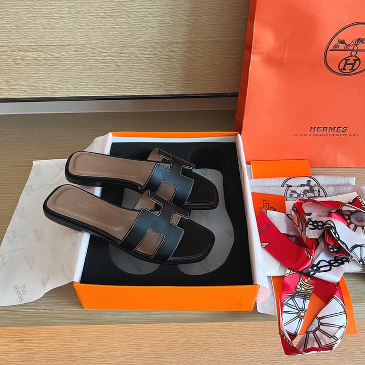 Hermès Handmade Leather Sandals – 2023 Spring Collection in Navy Blue Leather