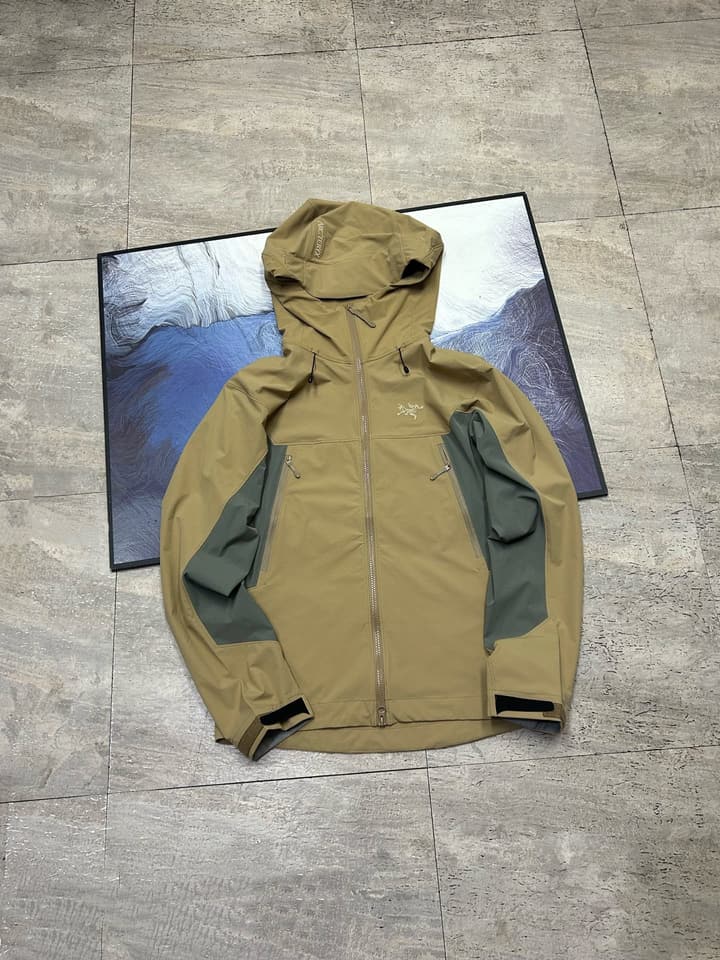 Arc'teryx SERRATUS Hoody Softshell Jacket in Black