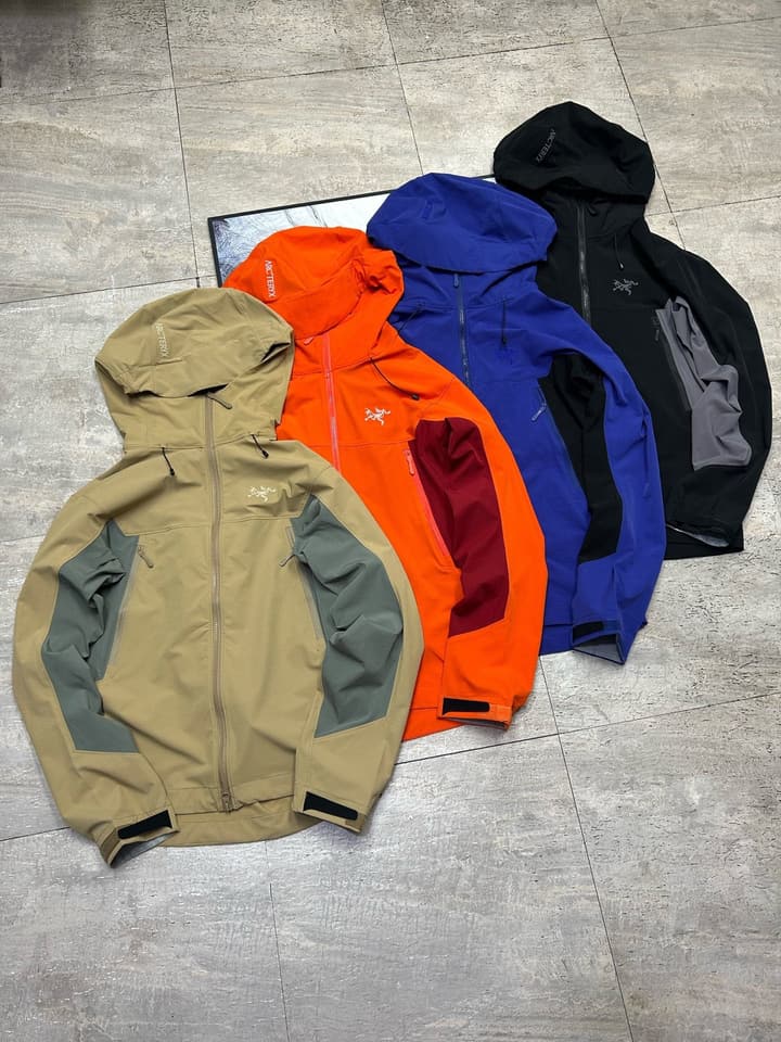 Arc'teryx SERRATUS Hoody Softshell Jacket in Black
