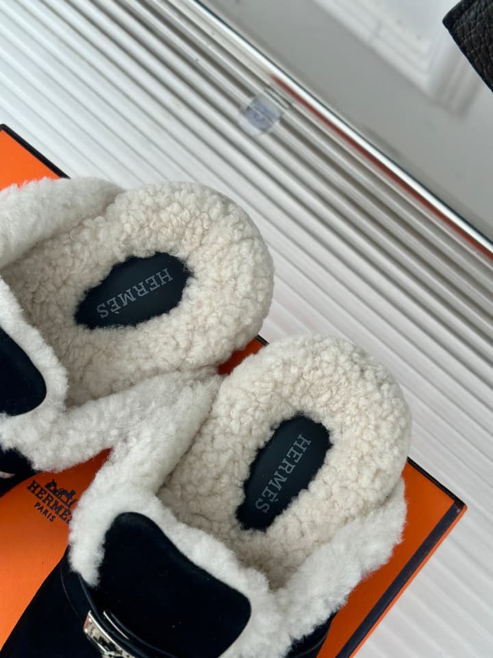 Hermès Kelly Buckle Furry Slippers – Autumn/Winter Collection in Black Suede With White Fur