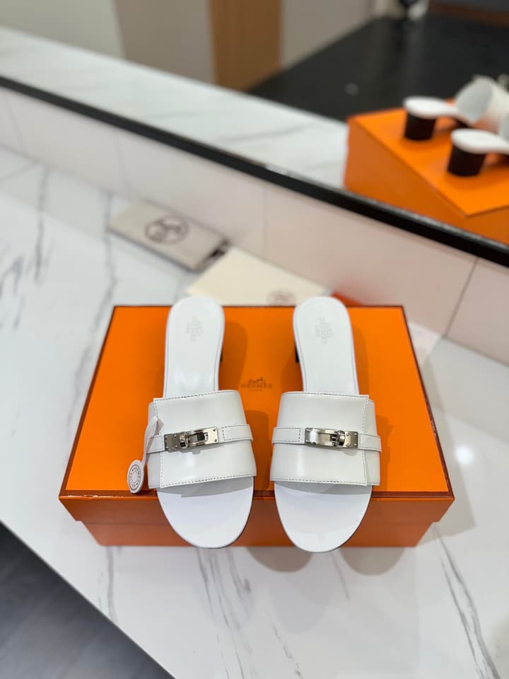 Hermès Classic Smooth Cowhide Heeled Sandals in Beige