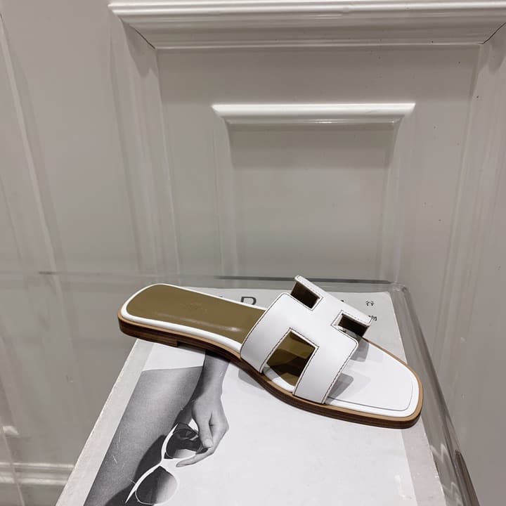 Hermès Oasis H Flat Sandals in Taupe Strap