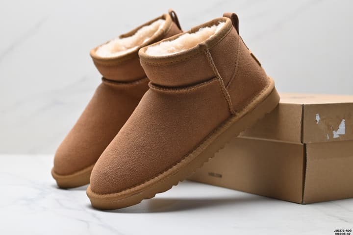 UGG Classic Ultra Mini Platform Snow Boots in Chestnut