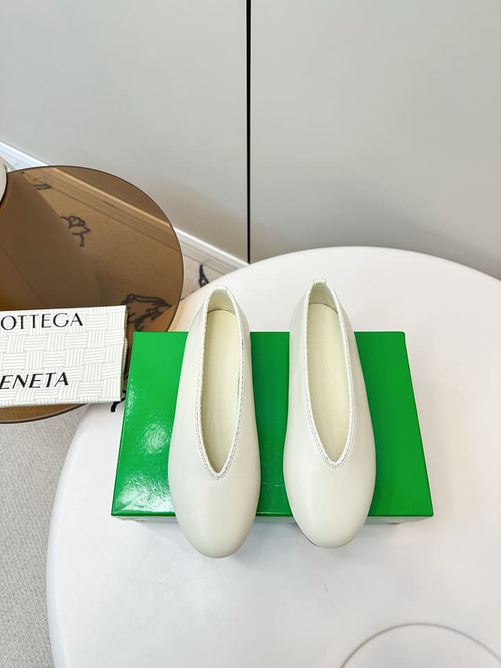 Bottega Veneta Woven Flats – 2025 Collection in Black