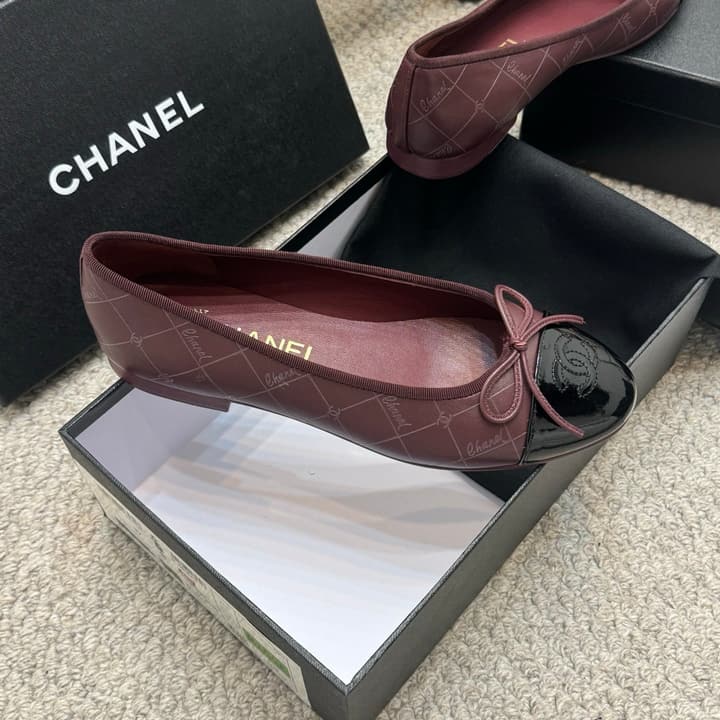 Chanel Classic Round-Toe Ballet Flats – Spring/Summer Collection – 25SS in Burgundy