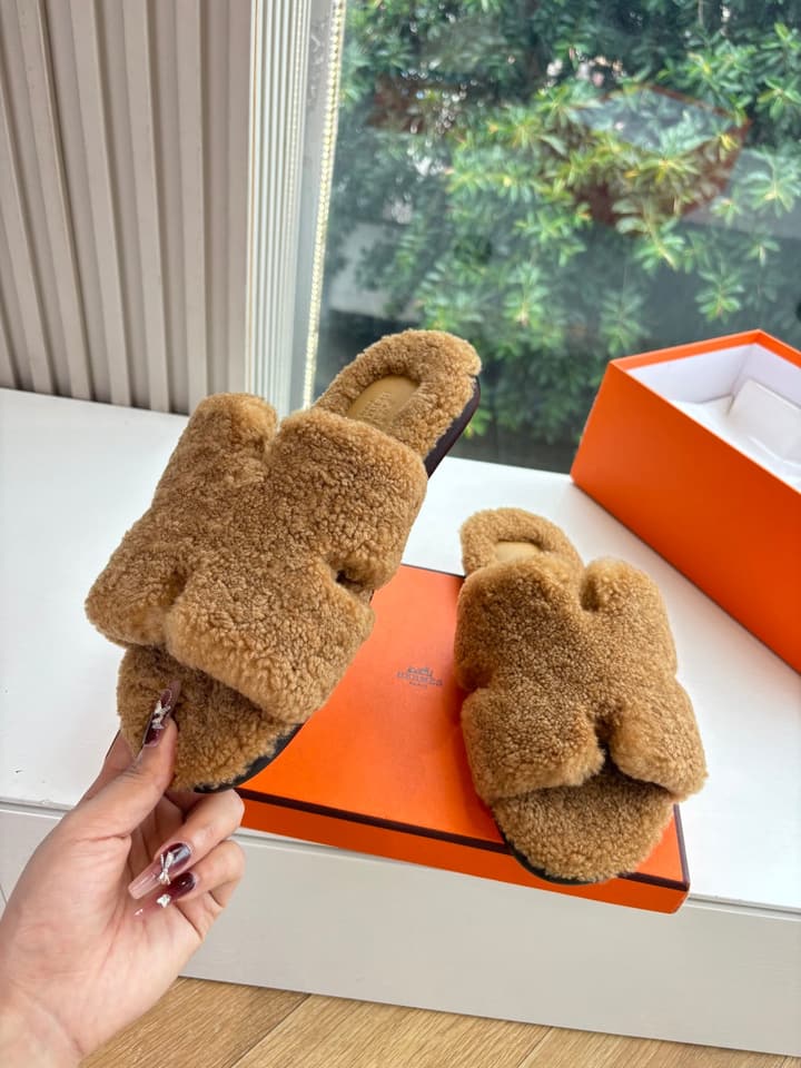 Hermès H-Shaped Fur Slippers – 2025 Collection in Assorted Fur Slippers Group