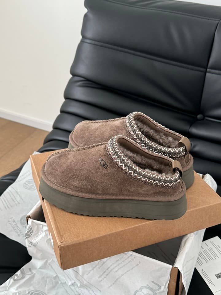 UGG Sheepskin Snow Boots – Autumn/Winter Essential in Dark Grey Suede