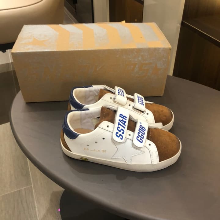 Golden Goose Kids Distressed Sneakers – Kids Collection in White With Black Heel And Grey Star