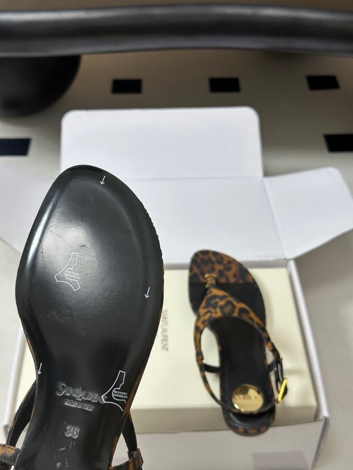 Saint Laurent Classic YSL Logo Flat Sandals – Spring/Summer Collection – 26S in Black