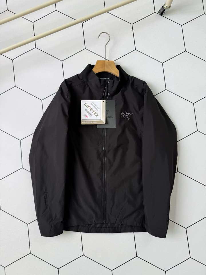 Arc'teryx Solano Windbreaker Jacket – 2025 Model in Black Solano Jacket