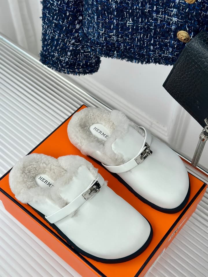 Hermès Kelly Buckle Furry Slippers – Autumn/Winter Collection in Black Suede With White Fur