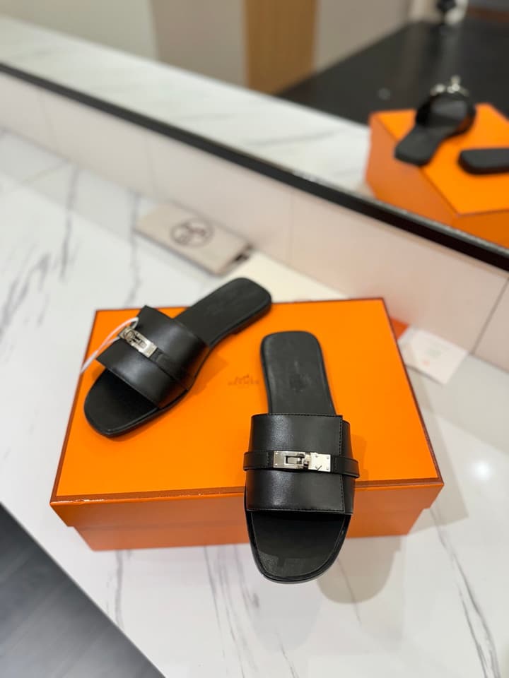 Hermès Classic Timeless Leather Sandals in Black