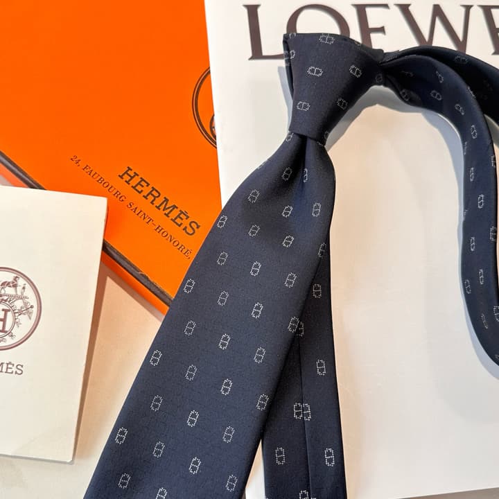 Hermès Men's Winter Anchor Chain Silk Tie – New Collection in Black
