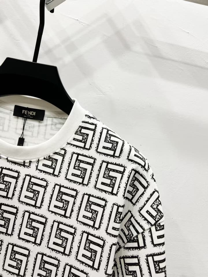 Fendi Gradient Logo Round Neck T-Shirt – 2025SS Collection in Black