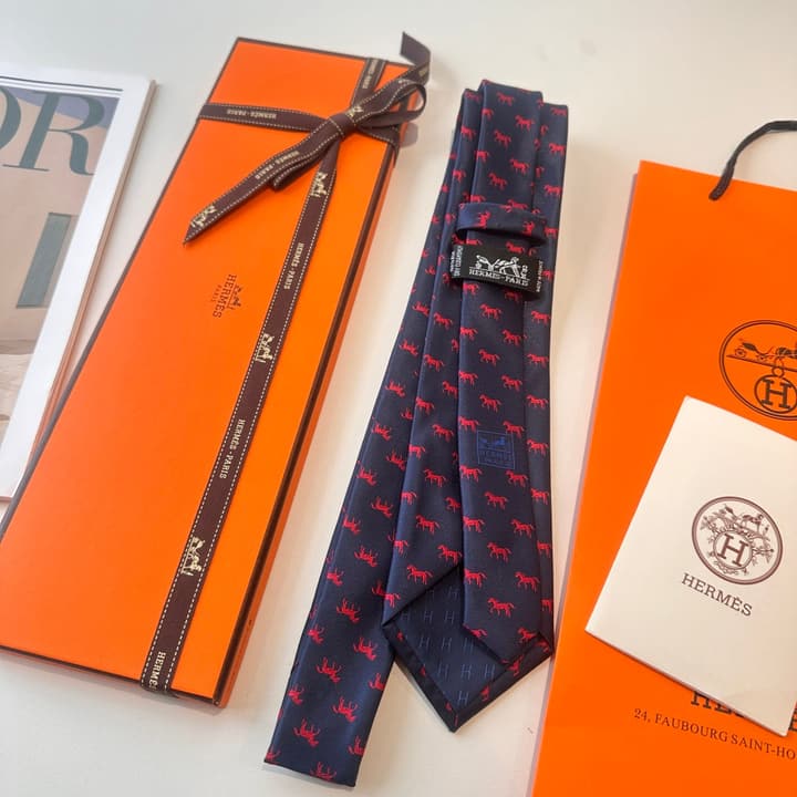 Hermès Animal Series Men's Silk Tie in Blue With Pink Pattern