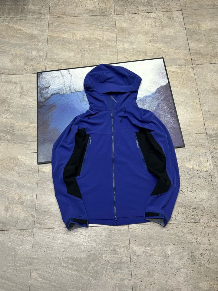 Arc'teryx SERRATUS Hoody Softshell Jacket in Black
