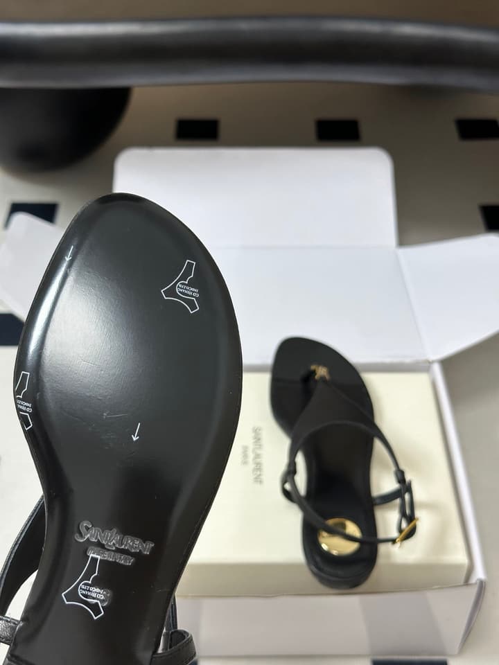 Saint Laurent Classic YSL Logo Flat Sandals – Spring/Summer Collection – 26S in Black