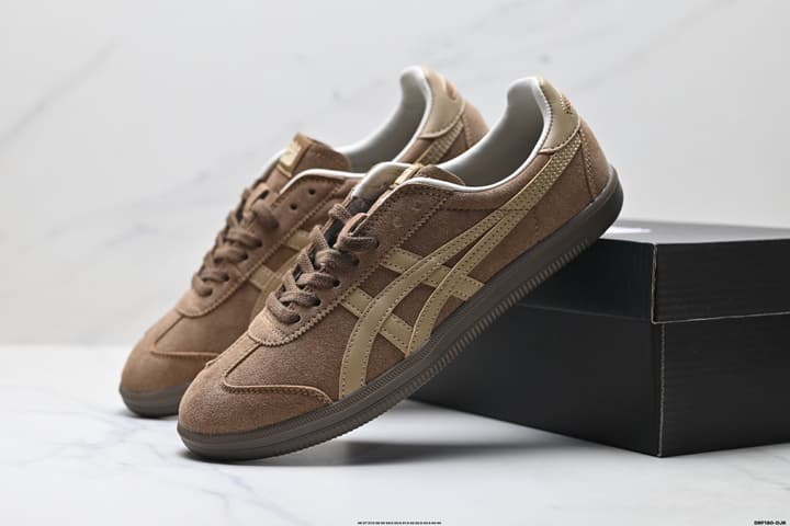 Onitsuka Tiger Tokuten Retro Low-Top Sneakers in Brown Suede With Tan Stripes