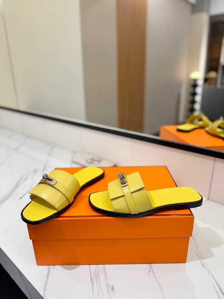 Hermès Classic Timeless Leather Sandals in Black