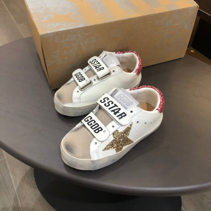 Golden Goose Kids Distressed Sneakers – Kids Collection in White With Black Heel And Grey Star