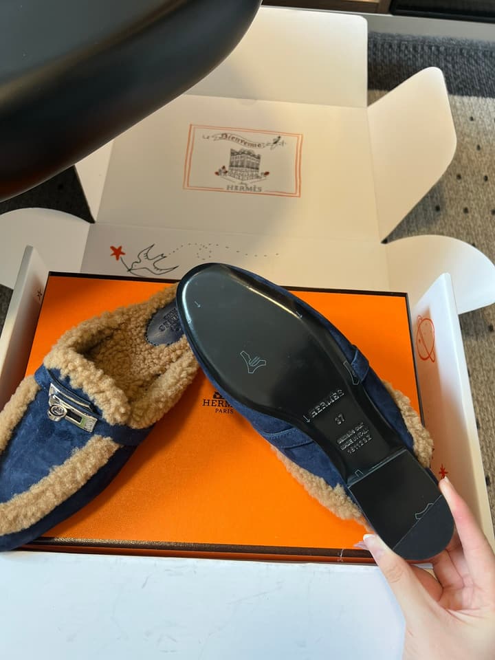 Hermès Leather Mules – 25FW in Black With White Fur