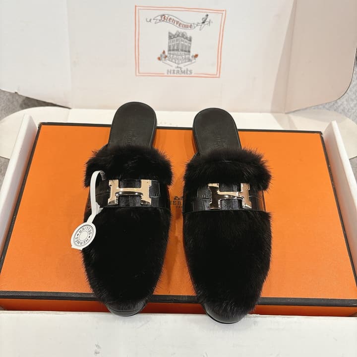 Hermès Mink Suede Loafers & Mules – Autumn/Winter Collection in Black Fur With Gold H